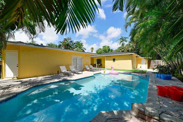 Spacious Villa with 9 bedrooms, pool, and great location! - Fort Lauderdale, Florida
