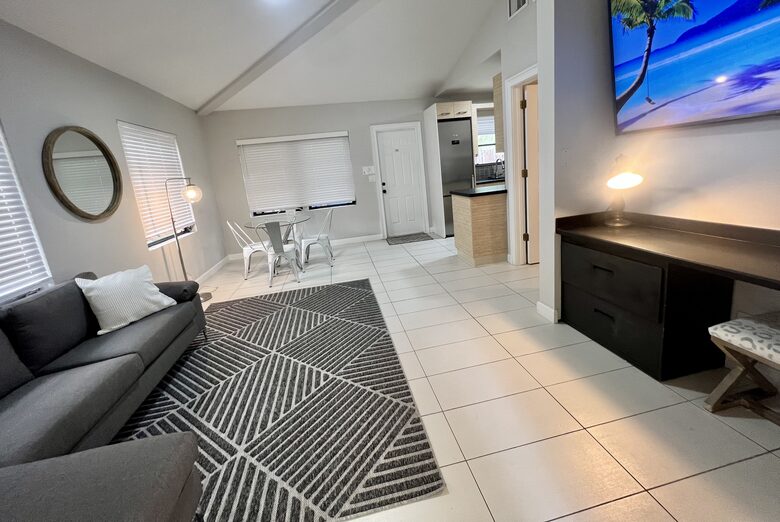 Spacious Villa with 9 bedrooms, pool, and great location! - Fort Lauderdale, Florida