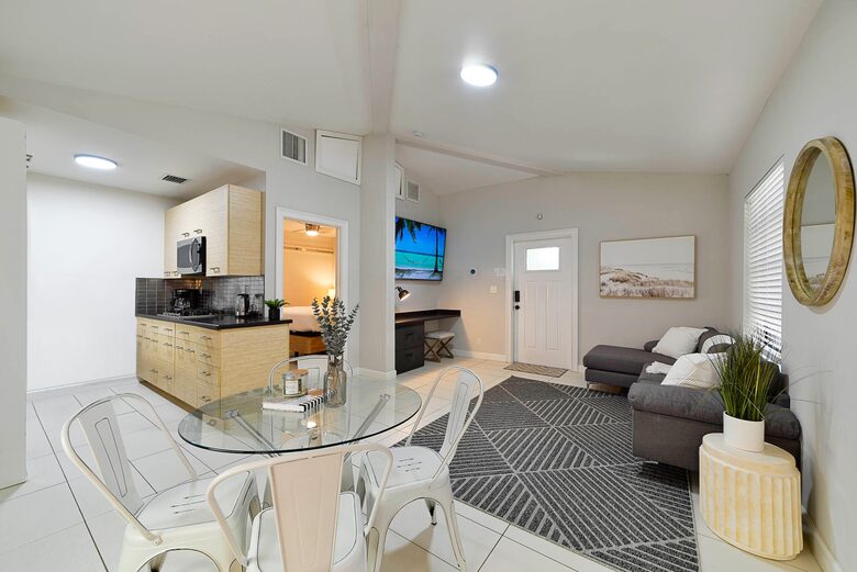 Spacious Villa with 9 bedrooms, pool, and great location! - Fort Lauderdale, Florida