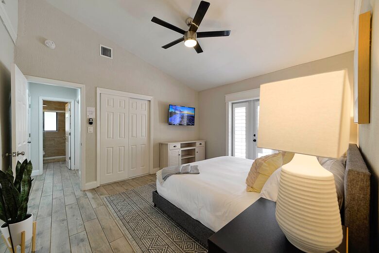 Spacious Villa with 9 bedrooms, pool, and great location! - Fort Lauderdale, Florida