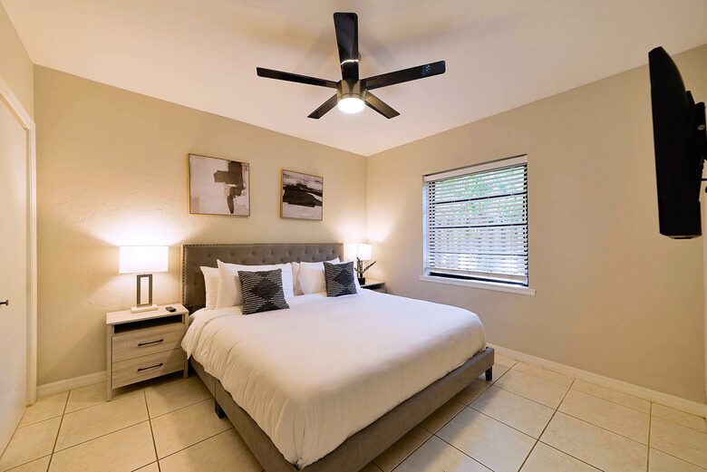 Spacious Villa with 9 bedrooms, pool, and great location! - Fort Lauderdale, Florida