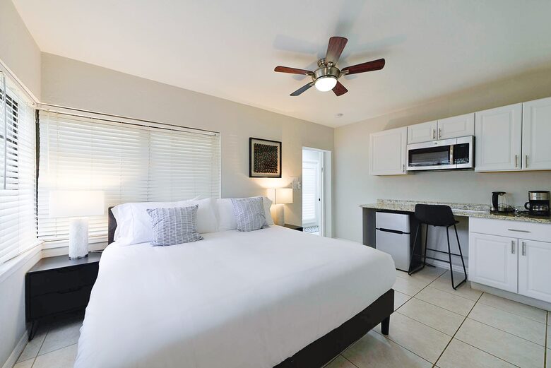 Spacious Villa with 9 bedrooms, pool, and great location! - Fort Lauderdale, Florida