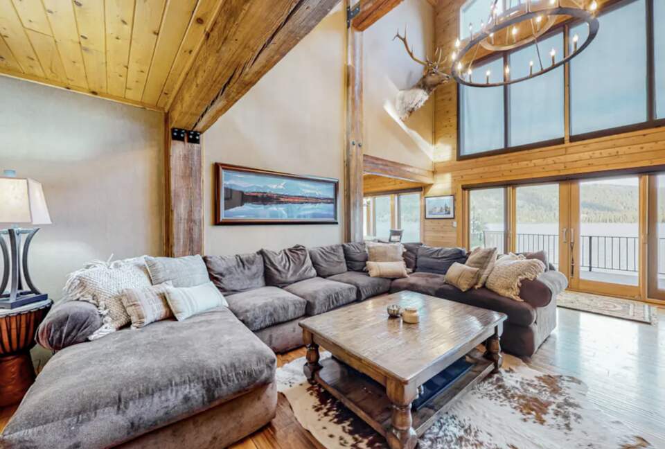 McCall Lakeside Chalet | With a dock, firepit, stunning interior, & grill - skiing access - MaCall, Idaho
