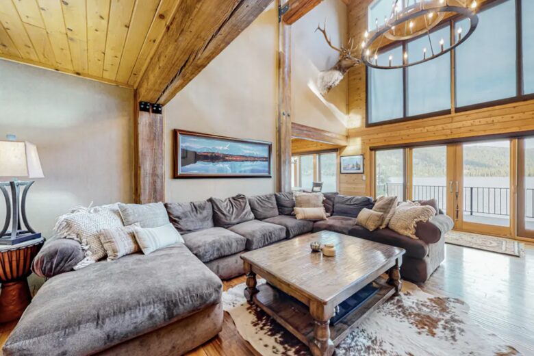 McCall Lakeside Chalet | With a dock, firepit, stunning interior, & grill - skiing access - MaCall, Idaho