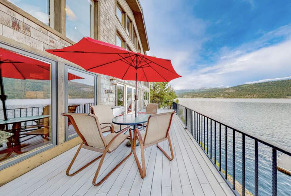 McCall Lakeside Chalet | With a dock, firepit, stunning interior, & grill - skiing access - MaCall, Idaho
