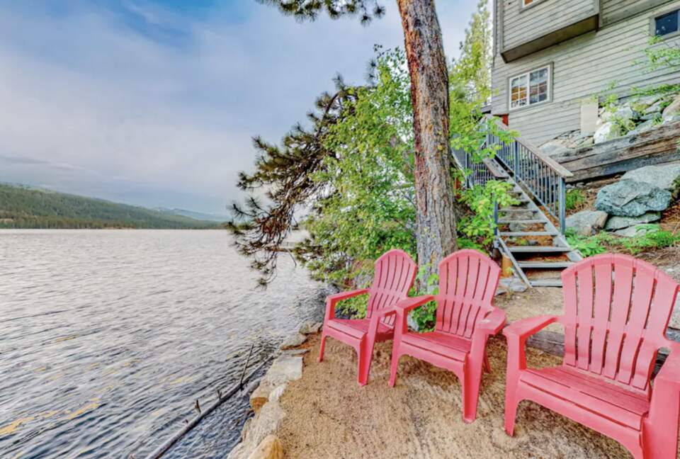 McCall Lakeside Chalet | With a dock, firepit, stunning interior, & grill - skiing access - MaCall, Idaho