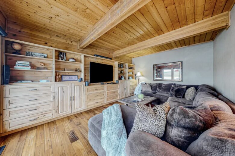 McCall Lakeside Chalet | With a dock, firepit, stunning interior, & grill - skiing access - MaCall, Idaho