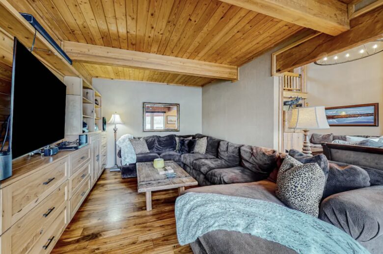 McCall Lakeside Chalet | With a dock, firepit, stunning interior, & grill - skiing access - MaCall, Idaho