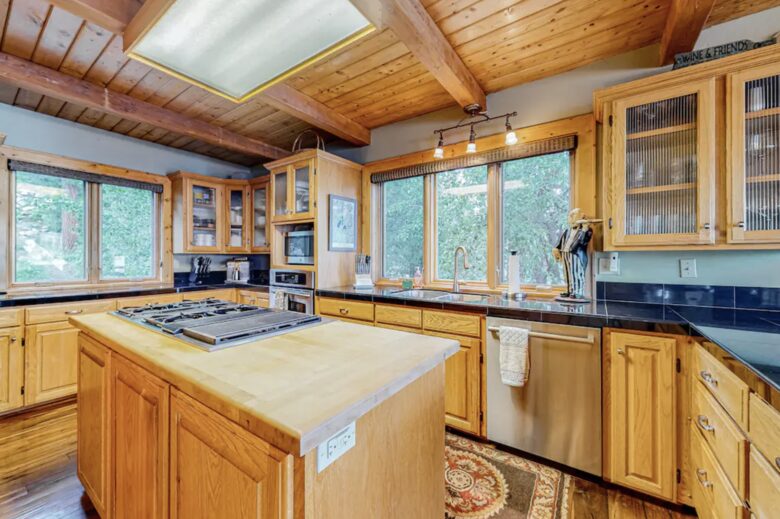 McCall Lakeside Chalet | With a dock, firepit, stunning interior, & grill - skiing access - MaCall, Idaho