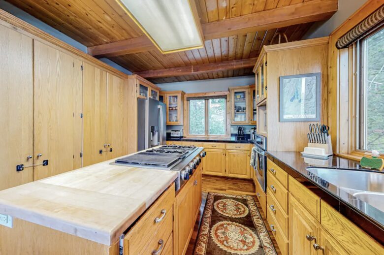 McCall Lakeside Chalet | With a dock, firepit, stunning interior, & grill - skiing access - MaCall, Idaho