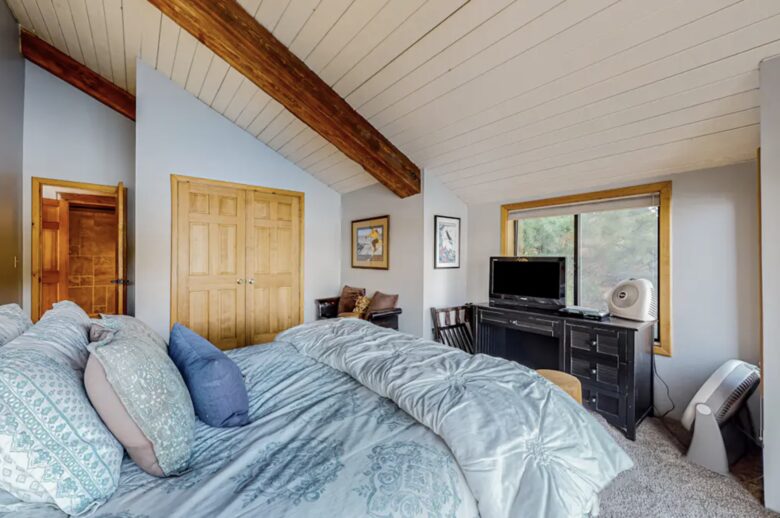 McCall Lakeside Chalet | With a dock, firepit, stunning interior, & grill - skiing access - MaCall, Idaho