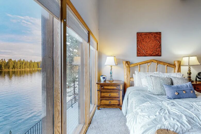 McCall Lakeside Chalet | With a dock, firepit, stunning interior, & grill - skiing access - MaCall, Idaho