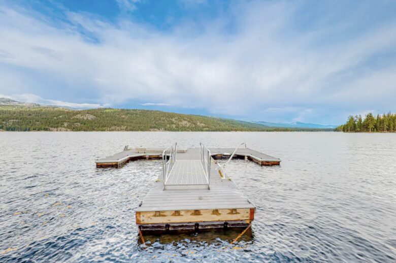 McCall Lakeside Chalet | With a dock, firepit, stunning interior, & grill - skiing access - MaCall, Idaho
