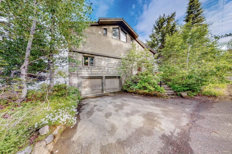 McCall Lakeside Chalet | With a dock, firepit, stunning interior, & grill - skiing access - MaCall, Idaho