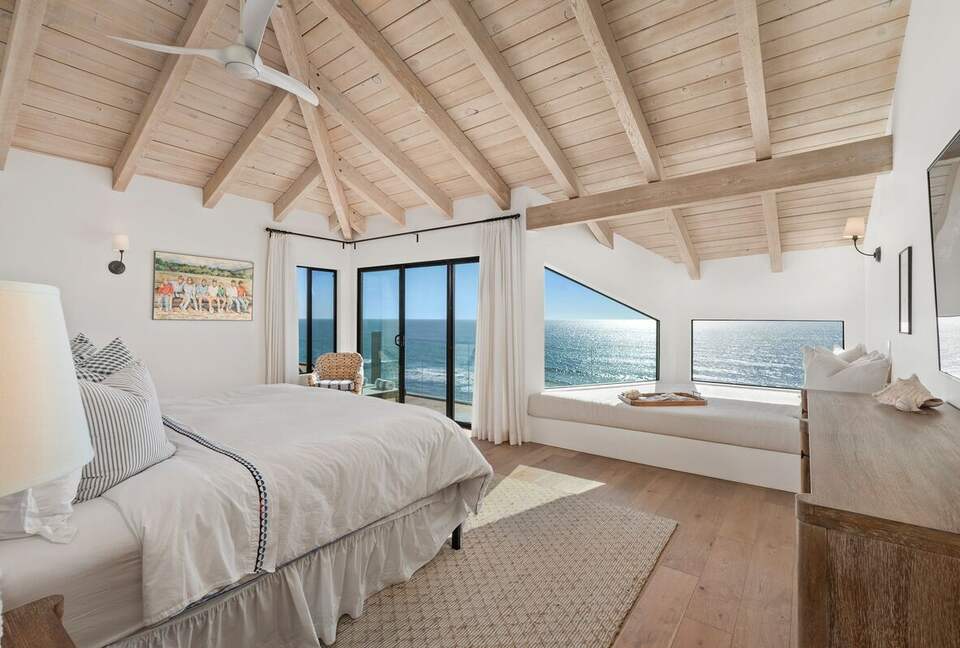 Top Floor Oceanfront Retreat, a Short 3-5 Minute Walk to the Beach - Solana Beach, California