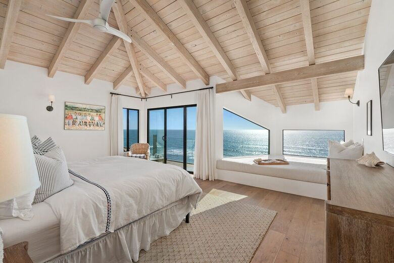 Top Floor Oceanfront Retreat, a Short 3-5 Minute Walk to the Beach - Solana Beach, California