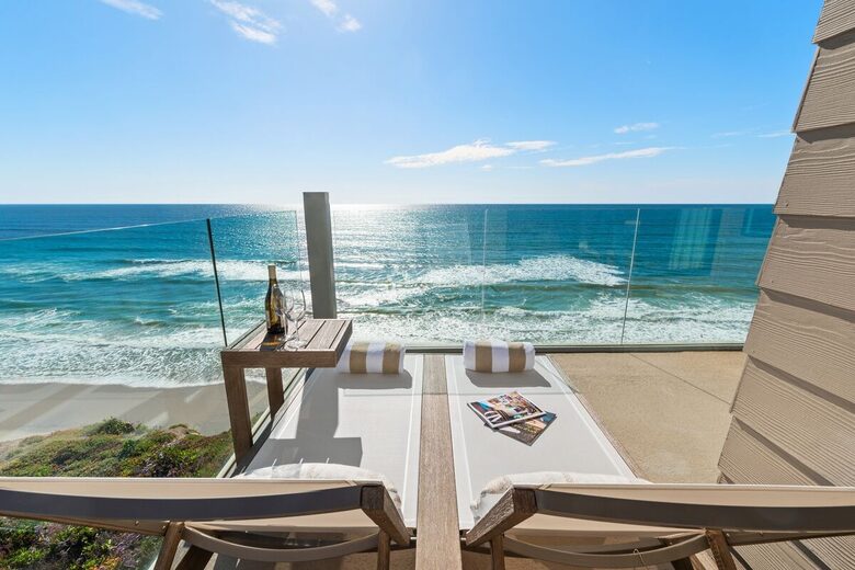 Top Floor Oceanfront Retreat, a Short 3-5 Minute Walk to the Beach - Solana Beach, California