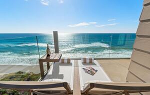 Top Floor Oceanfront Retreat, a Short 3-5 Minute Walk to the Beach - Solana Beach, California
