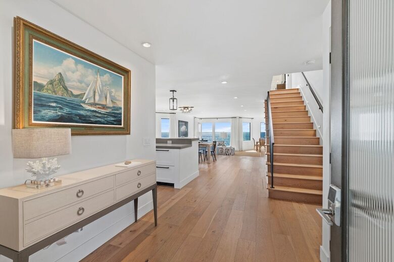 Top Floor Oceanfront Retreat, a Short 3-5 Minute Walk to the Beach - Solana Beach, California