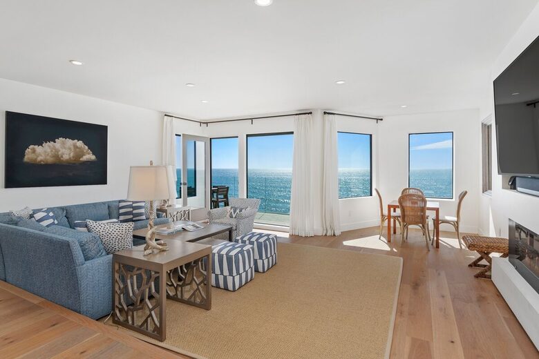 Top Floor Oceanfront Retreat, a Short 3-5 Minute Walk to the Beach - Solana Beach, California