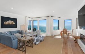 Top Floor Oceanfront Retreat, a Short 3-5 Minute Walk to the Beach - Solana Beach, California