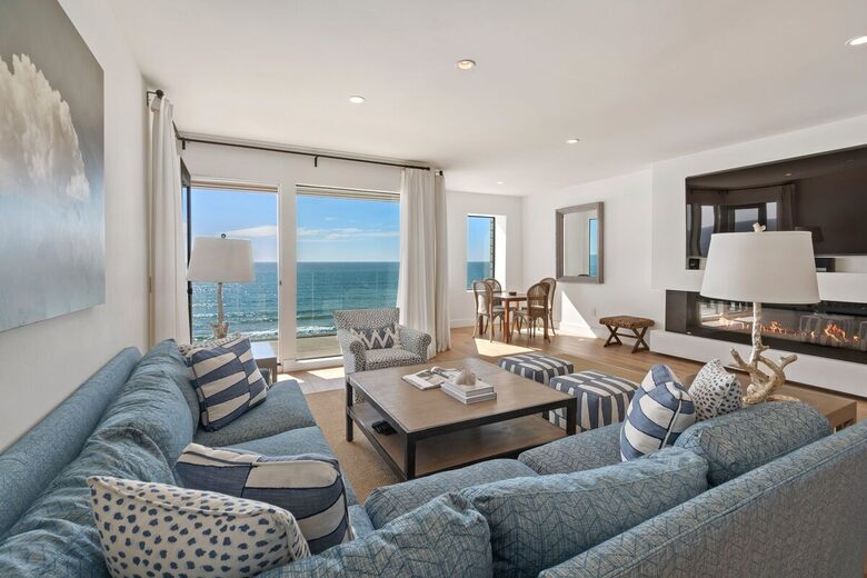 Top Floor Oceanfront Retreat, a Short 3-5 Minute Walk to the Beach - Solana Beach, California