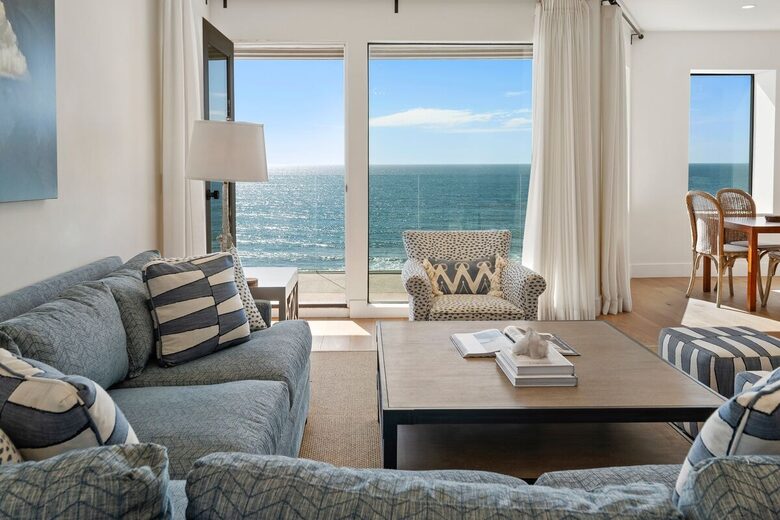 Top Floor Oceanfront Retreat, a Short 3-5 Minute Walk to the Beach - Solana Beach, California