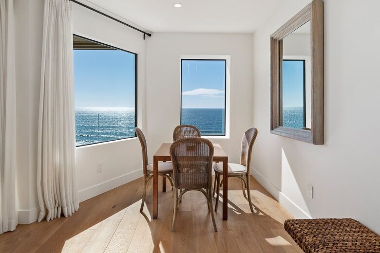 Top Floor Oceanfront Retreat, a Short 3-5 Minute Walk to the Beach - Solana Beach, California