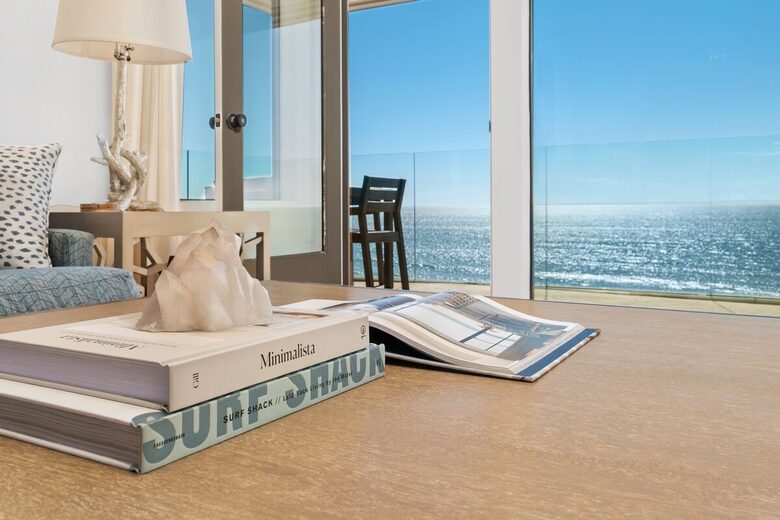 Top Floor Oceanfront Retreat, a Short 3-5 Minute Walk to the Beach - Solana Beach, California