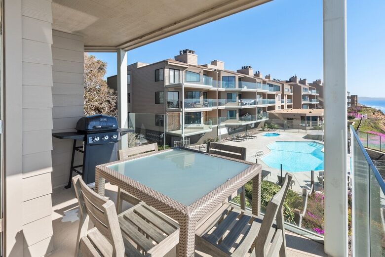 Top Floor Oceanfront Retreat, a Short 3-5 Minute Walk to the Beach - Solana Beach, California