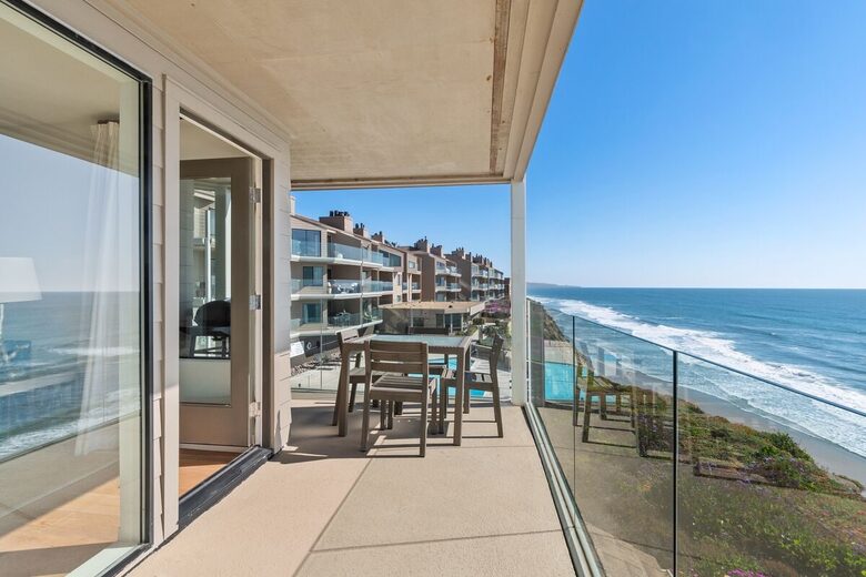 Top Floor Oceanfront Retreat, a Short 3-5 Minute Walk to the Beach - Solana Beach, California