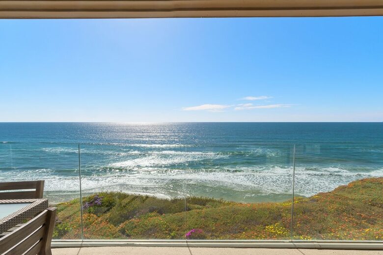 Top Floor Oceanfront Retreat, a Short 3-5 Minute Walk to the Beach - Solana Beach, California