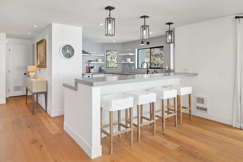 Top Floor Oceanfront Retreat, a Short 3-5 Minute Walk to the Beach - Solana Beach, California