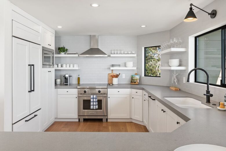 Top Floor Oceanfront Retreat, a Short 3-5 Minute Walk to the Beach - Solana Beach, California