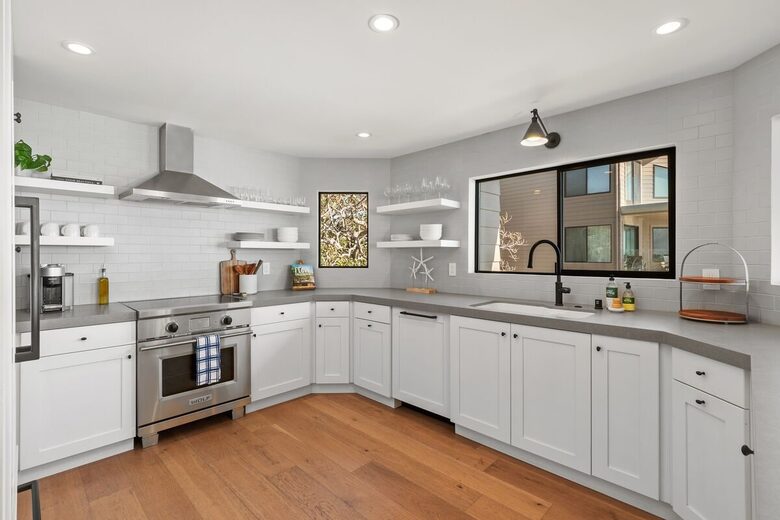 Top Floor Oceanfront Retreat, a Short 3-5 Minute Walk to the Beach - Solana Beach, California
