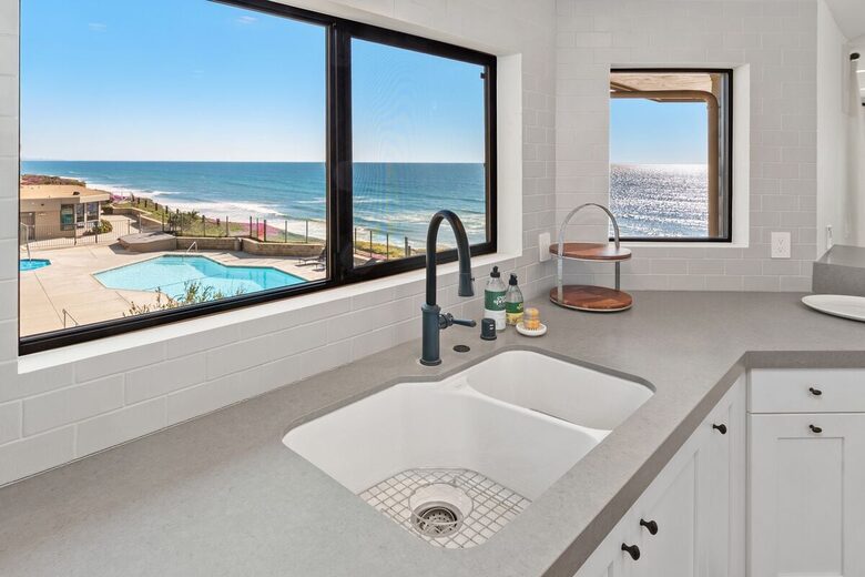 Top Floor Oceanfront Retreat, a Short 3-5 Minute Walk to the Beach - Solana Beach, California