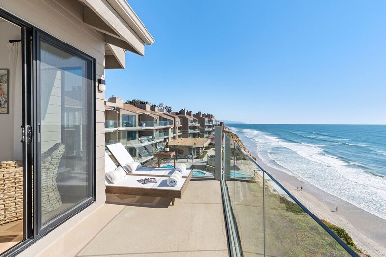 Top Floor Oceanfront Retreat, a Short 3-5 Minute Walk to the Beach - Solana Beach, California