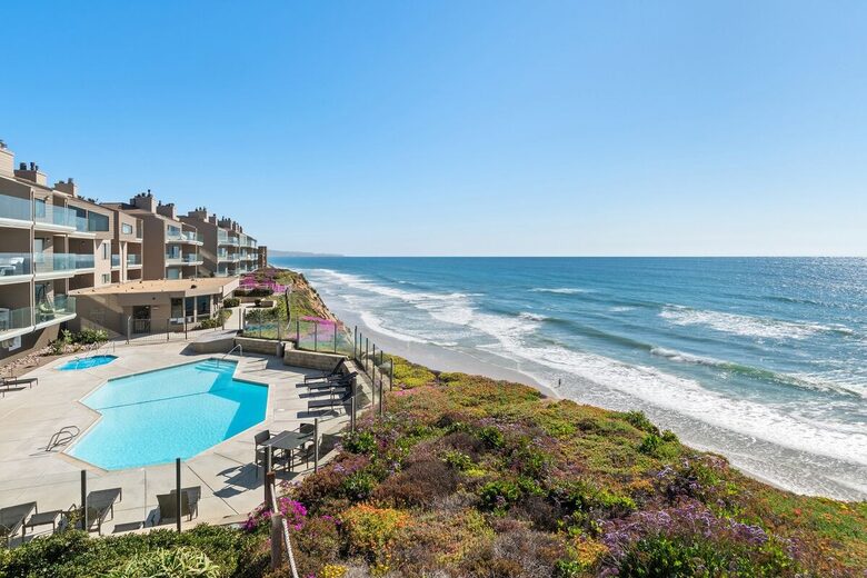 Top Floor Oceanfront Retreat, a Short 3-5 Minute Walk to the Beach - Solana Beach, California