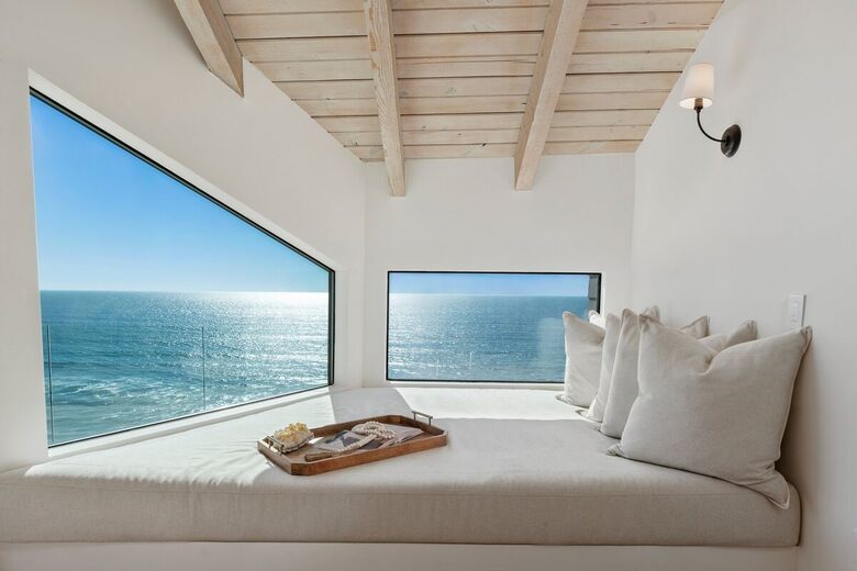 Top Floor Oceanfront Retreat, a Short 3-5 Minute Walk to the Beach - Solana Beach, California