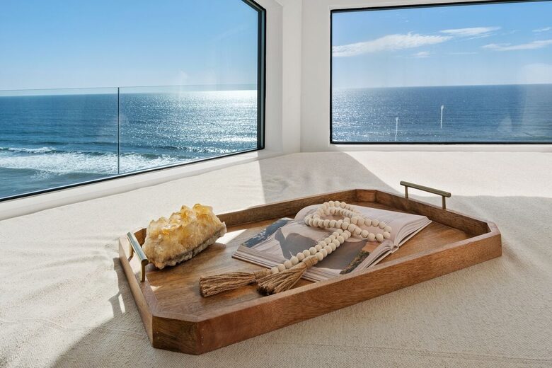 Top Floor Oceanfront Retreat, a Short 3-5 Minute Walk to the Beach - Solana Beach, California