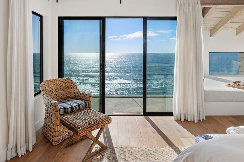 Top Floor Oceanfront Retreat, a Short 3-5 Minute Walk to the Beach - Solana Beach, California