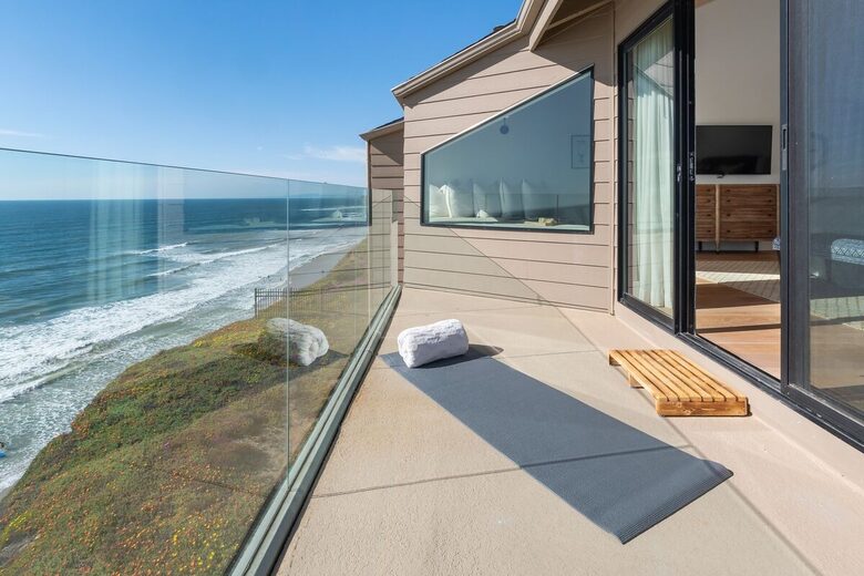 Top Floor Oceanfront Retreat, a Short 3-5 Minute Walk to the Beach - Solana Beach, California