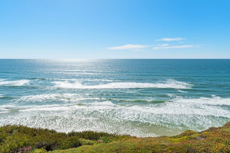 Top Floor Oceanfront Retreat, a Short 3-5 Minute Walk to the Beach - Solana Beach, California