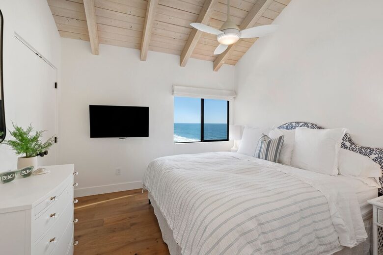 Top Floor Oceanfront Retreat, a Short 3-5 Minute Walk to the Beach - Solana Beach, California