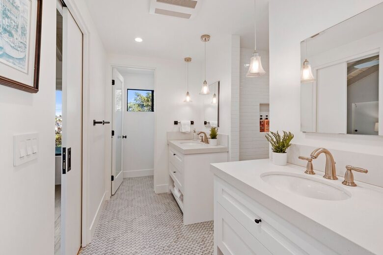 Top Floor Oceanfront Retreat, a Short 3-5 Minute Walk to the Beach - Solana Beach, California