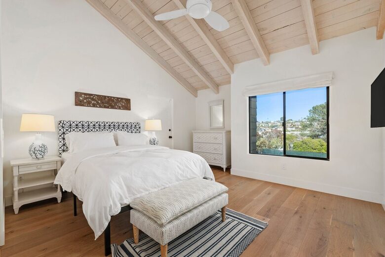 Top Floor Oceanfront Retreat, a Short 3-5 Minute Walk to the Beach - Solana Beach, California