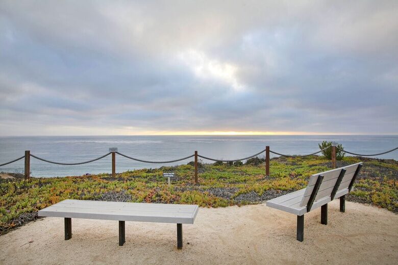Top Floor Oceanfront Retreat, a Short 3-5 Minute Walk to the Beach - Solana Beach, California