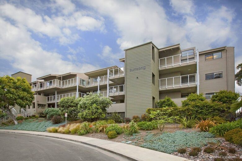 Top Floor Oceanfront Retreat, a Short 3-5 Minute Walk to the Beach - Solana Beach, California