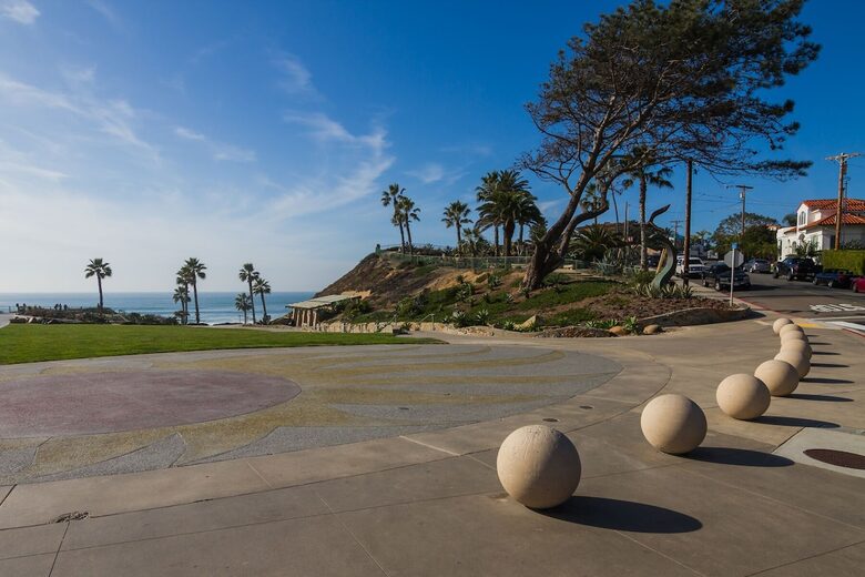 Top Floor Oceanfront Retreat, a Short 3-5 Minute Walk to the Beach - Solana Beach, California