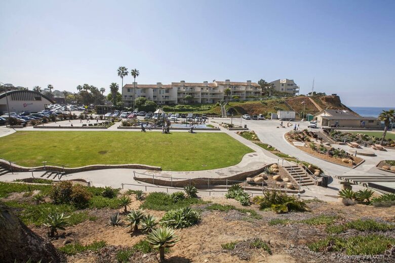 Top Floor Oceanfront Retreat, a Short 3-5 Minute Walk to the Beach - Solana Beach, California
